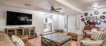 Karaoke Bar+Poker Table in Game Room | Sleeps 10