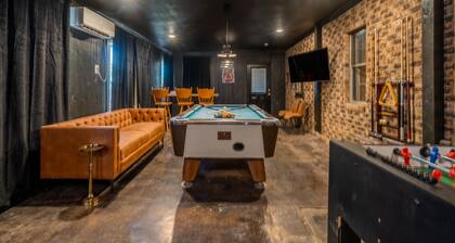 Sleeps 10 | Karaoke Bar+Poker Table | Game Lounge