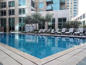 Outdoor pool - Luxury Redefined 1BR in the Heart of Downtown Dubai! (Dubai)