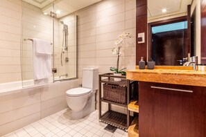 Bathtub - Luxury Redefined 1BR in the Heart of Downtown Dubai! (Dubai)
