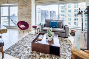 TV - Luxury Redefined 1BR in the Heart of Downtown Dubai! (Dubai)
