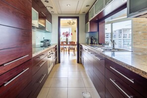 電子レンジ、オーブン、コンロ、食器洗い機