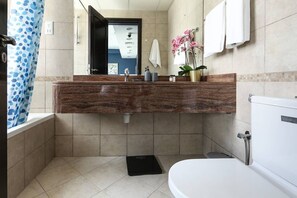 Bathroom - Enticing Studio in Dubai Marina - Next to Beach! (Dubai)