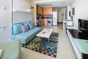 Interior - Spacious + Modern Studio in JLT - Sleeps 3 (Dubai)