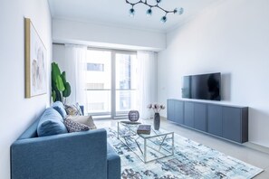Flat-screen TV - Sophisticated 1BR Apartment in Dubai Marina (Dubai)
