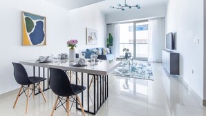 Dining - Sophisticated 1BR Apartment in Dubai Marina (Dubai)