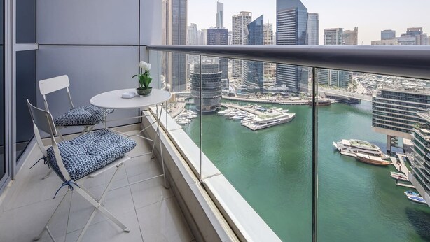 Outdoor dining - Marina Views! Beautiful 1BR in Dubai Marina (Dubai)