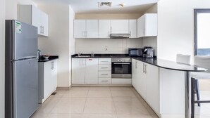 Microwave, oven, stovetop, highchair - Modern Design 1BR In Dubai Marina (Dubai)