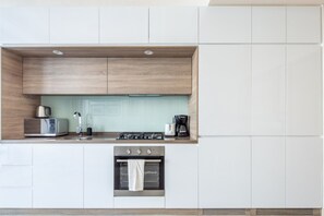 Micro-ondes, four, plaque de cuisson, cafetière/bouilloire