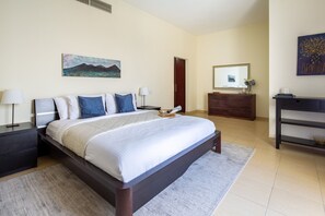 2 Schlafzimmer, laptopgeeigneter Arbeitsplatz, Bügeleisen/Bügelbrett