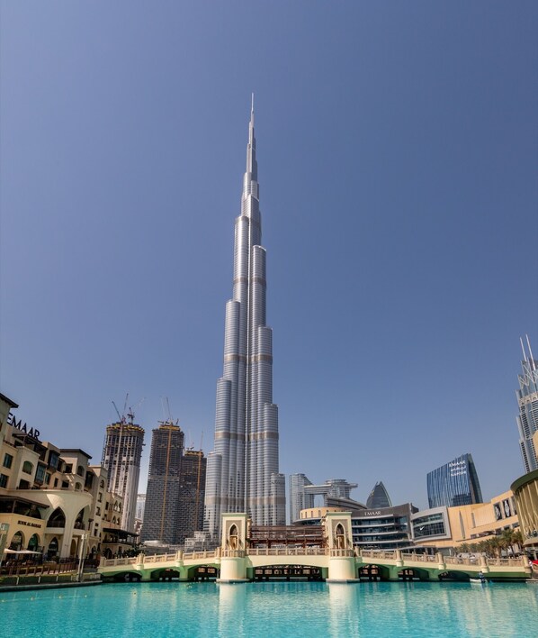 Outdoor pool - Spacious + Functional Studio Apt in Downtown Dubai (Dubai)