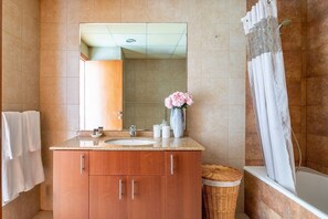 Bathroom - Luxury Living in This Stylish 2BR in Dubai Marina (Dubai)