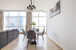 Dining - Luxury Living in This Stylish 2BR in Dubai Marina (Dubai)