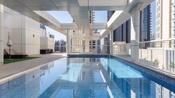 Outdoor pool - Impressive 2BR Loft W/ Study In Downtown Dubai (Dubai)