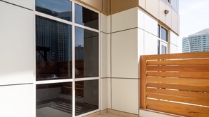 Property grounds - Impressive 2BR Loft W/ Study In Downtown Dubai (Dubai)
