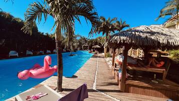 Piscine extérieure, parasols de plage, chaises longues