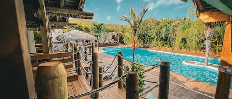 AuĂenpool, Sonnenschirme, LiegestĂŒhle