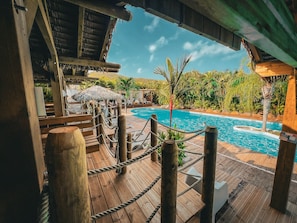 Ulkouima-allas, aurinkovarjoja, aurinkotuoleja