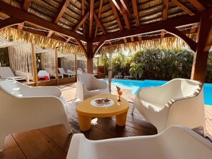 야외 수영장, 수영장 파라솔, 일광욕 의자