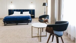 Suite | Minibar, in-room safe, desk, laptop workspace - Continent Hotel (Mykolaiv)