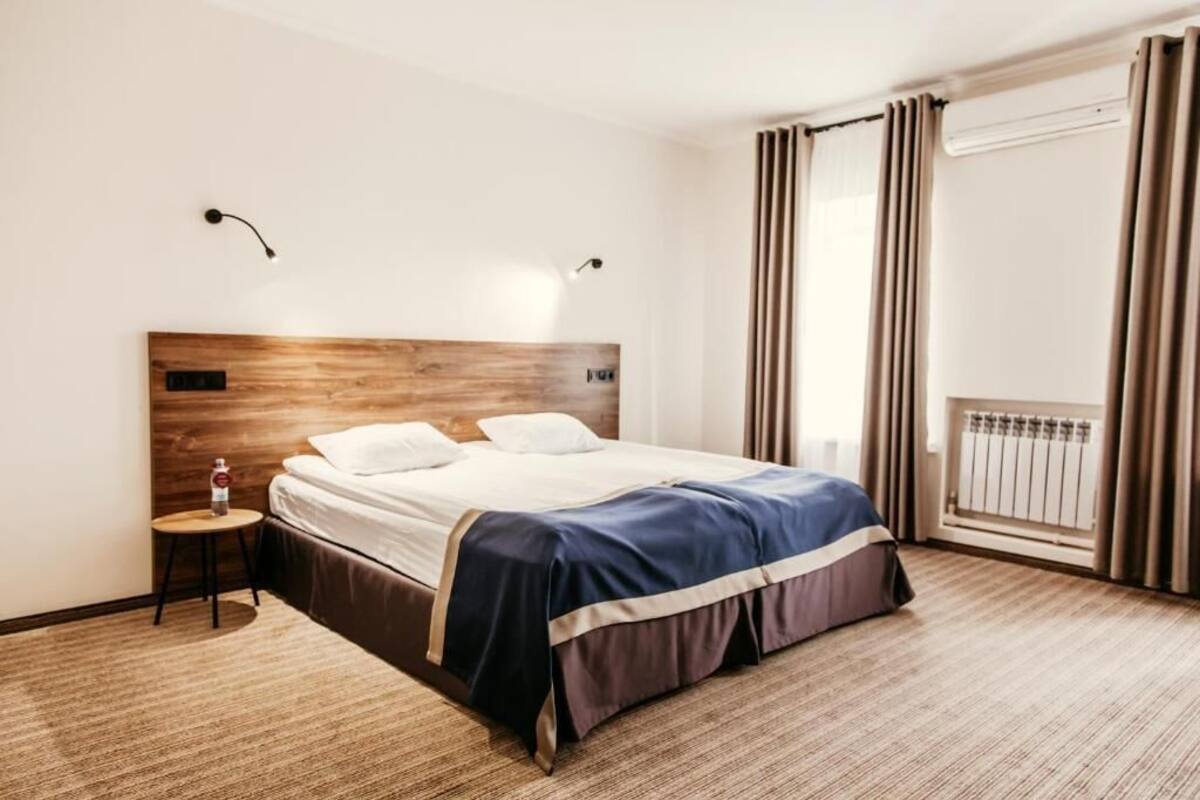 Grand kamer | 1 slaapkamer, een minibar, een kluis op de kamer, een bureau