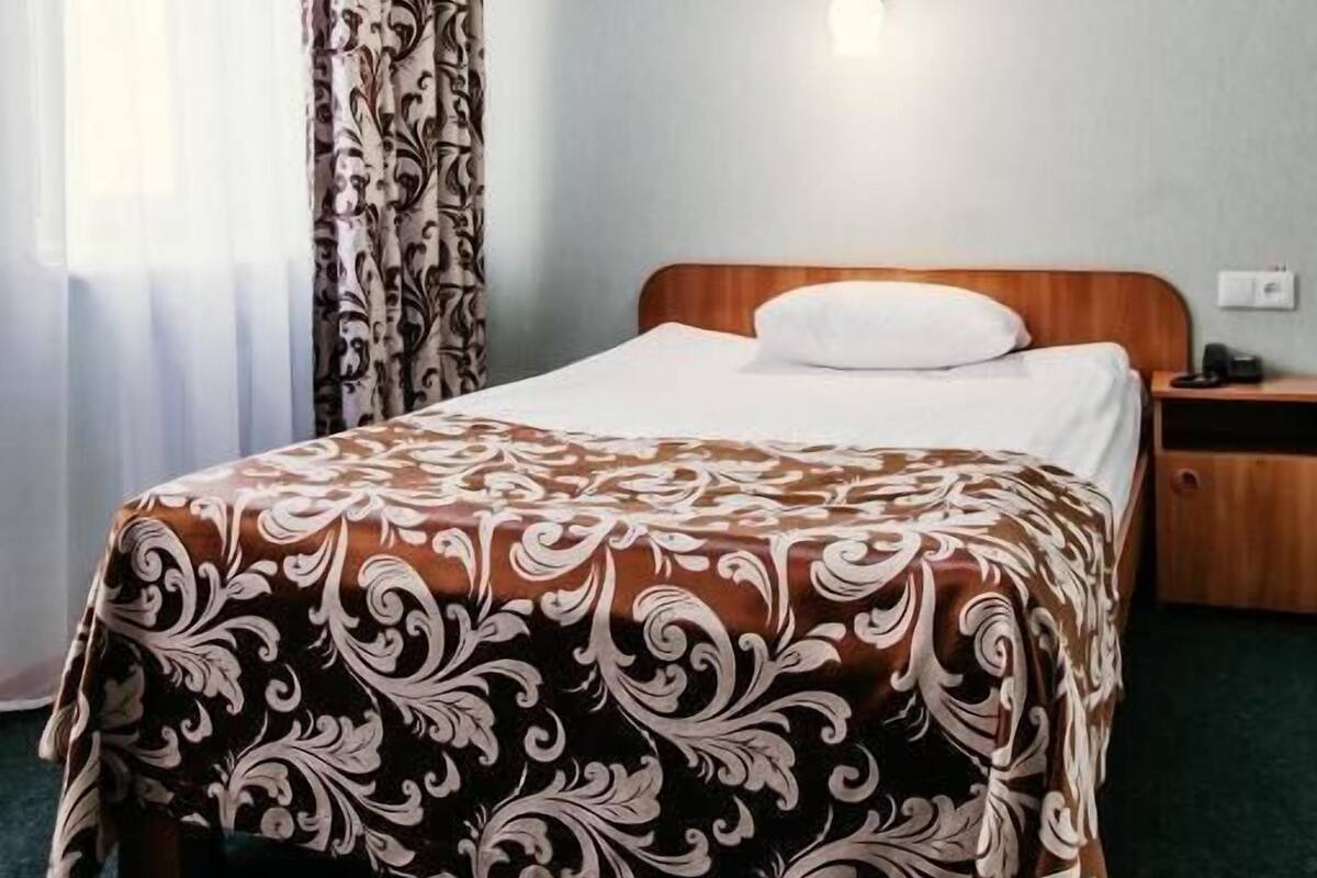 Classic Single Room | Minibar, in-room safe, desk, laptop workspace