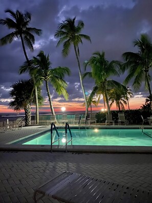 Alberca al aire libre y alberca climatizada