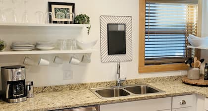 Premier Downstairs Flat in Perfect Down Town Location