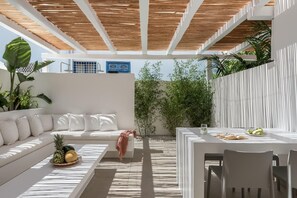 Deluxe Room (Thetis) | Premium bedding, in-room safe, free cribs/infant beds, free WiFi - Nesea Boutique Apartments (Hydra)