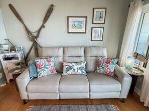 Smart TV, books - Beachfront-Top floor, corner. Waterfront views! Smart TVs and WiFi.  Sleeps 2 (Tybee Island)