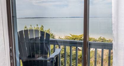 Beachfront-Top floor, corner. Waterfront views! Smart TVs and WiFi. Sleeps 2