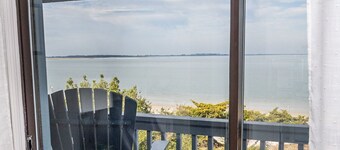 Beachfront-Top floor, corner. Waterfront views! Smart TVs and WiFi. Sleeps 2