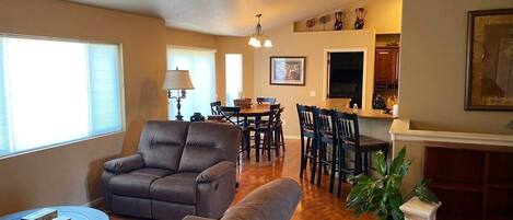 Televisie, een dvd-speler en tafelvoetbal