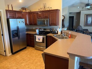 Kjøleskap, mikrobølgeovn, ovn og kokeplater