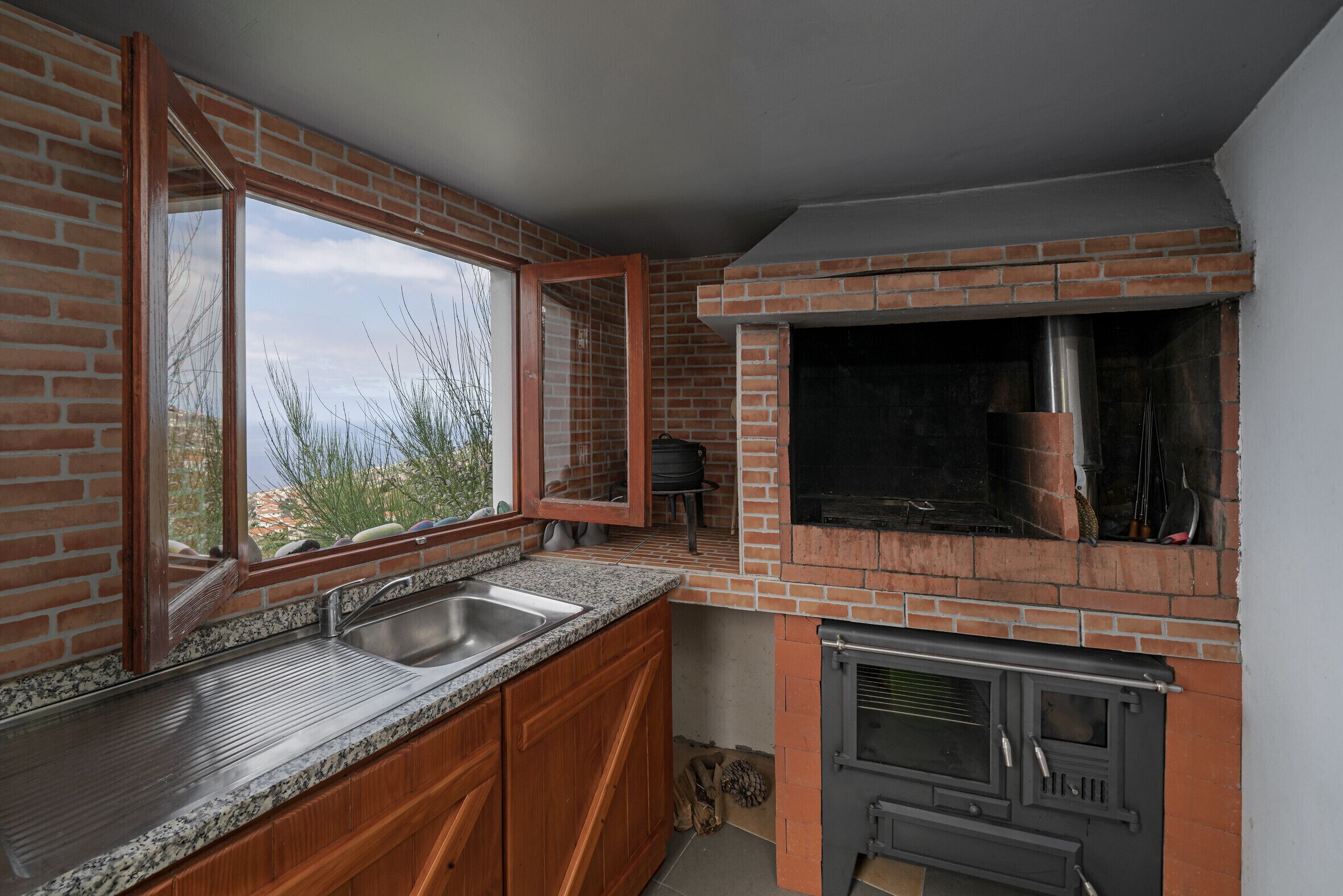 Kühlschrank, Mikrowelle, Ofen, Wasserkocher mit Kaffee-/Teezubehör