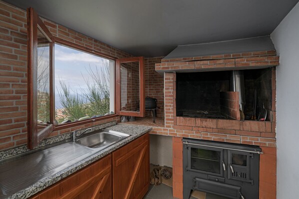 Fridge, microwave, oven, coffee/tea maker