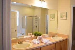 Combined shower/bathtub, hair dryer, towels, soap - Spacious Luxurious 6 Bedroom 5 Bath Villa Sleeps 12 Pool, Jacuzzi, near Disney (Kissimmee)