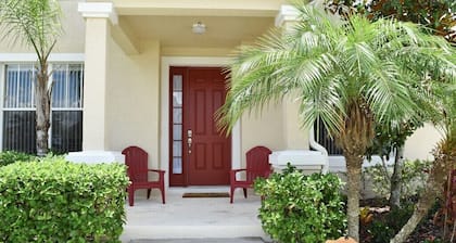 Spacious Luxurious 6 Bedroom 5 Bath Villa Sleeps 12 Pool, Jacuzzi, near Disney