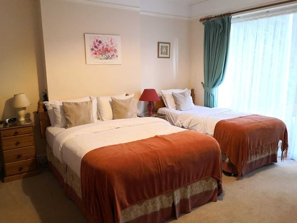 Desk, laptop workspace, iron/ironing board, free WiFi - Pickwicks Guest House (Oxford)