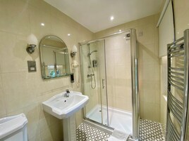 Quarto casal superior | Banheiro | Chuveiro, produtos de toalete grátis, toalhas de banho, sabonete