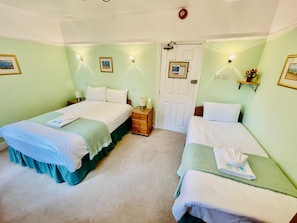 Superior Triple Room | Desk, laptop workspace, iron/ironing board, free WiFi - Pickwicks Guest House (Oxford)
