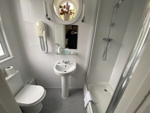 Quarto solteiro standard | Banheiro | Chuveiro, produtos de toalete grátis, toalhas de banho, sabonete