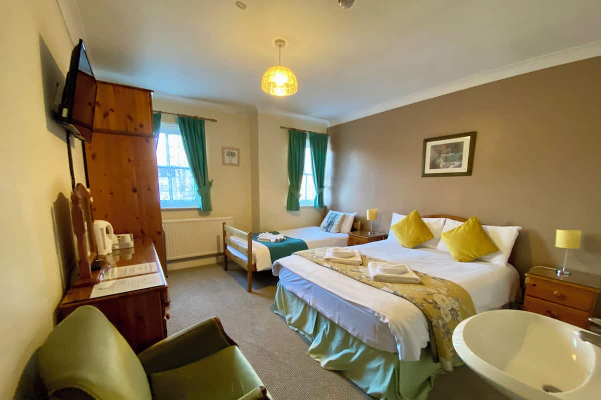 Standard Triple Room | Desk, laptop workspace, iron/ironing board (on request), WiFi (free)
