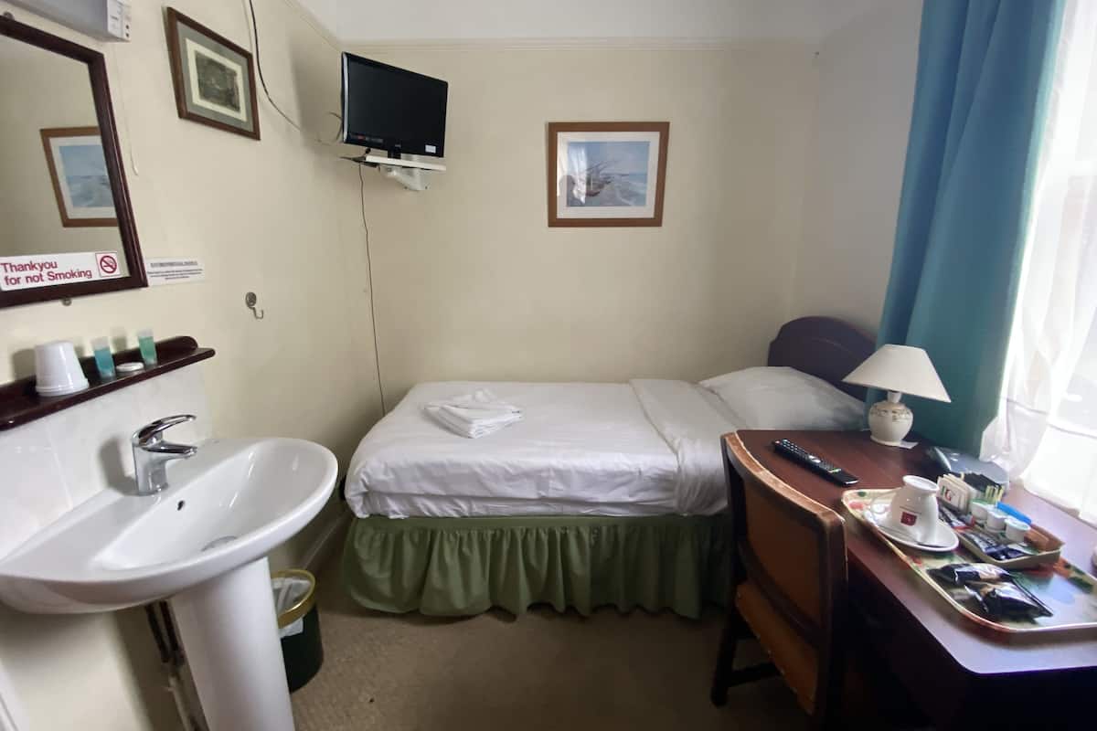 Basic Single Room, 1 Katil Bujang (Single) | Meja, ruang kerja komputer riba, seterika/papan seterika, Wi-fi percuma