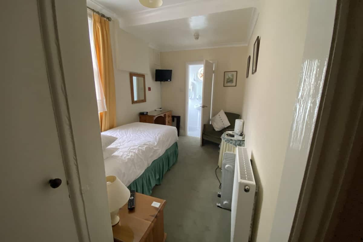 Standard Single Room | Desk, laptop workspace, iron/ironing board (on request), WiFi (free)