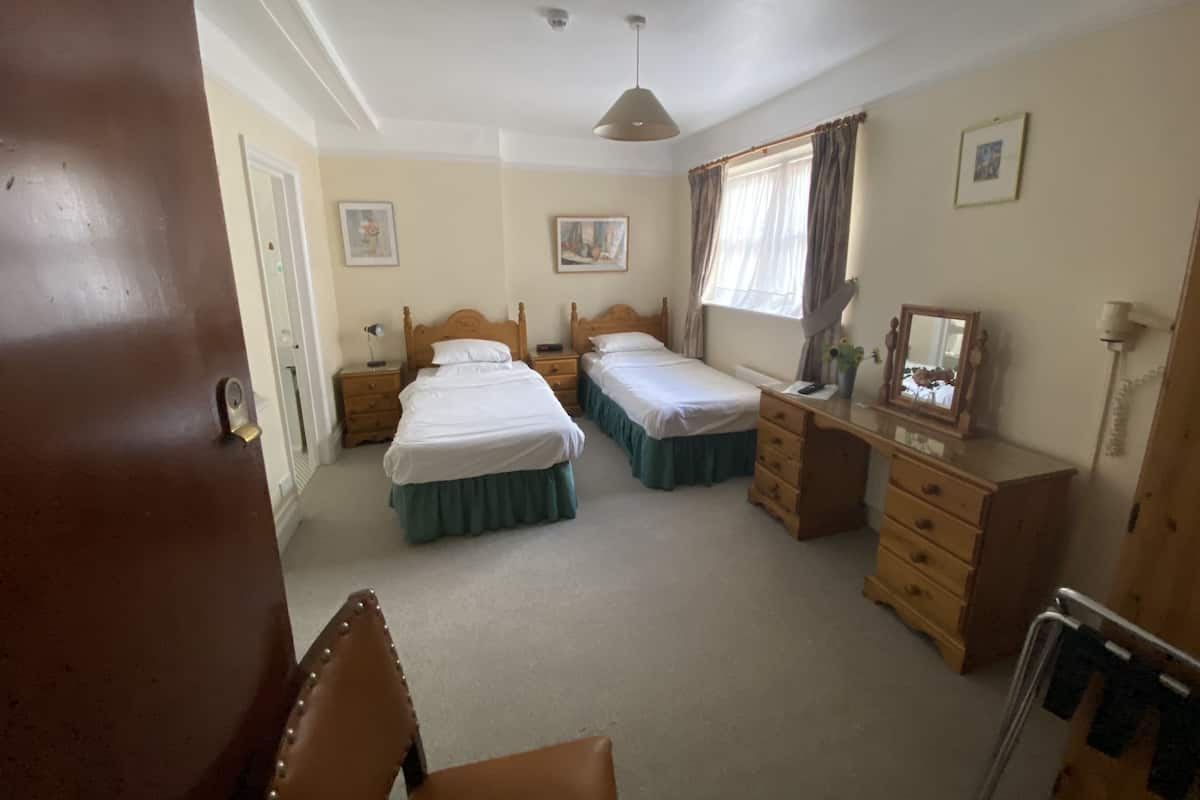 Superior Twin Room | Meja, ruang kerja komputer riba, seterika/papan seterika, Wi-fi percuma