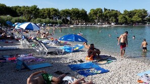 På stranden, solstolar och strandhanddukar