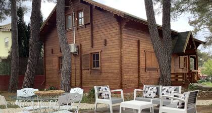 Preciosa villa de madera en un lugar de encanto rodeado de naturaleza. 