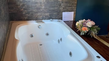 Combined shower/bathtub, jetted bath, hair dryer, towels