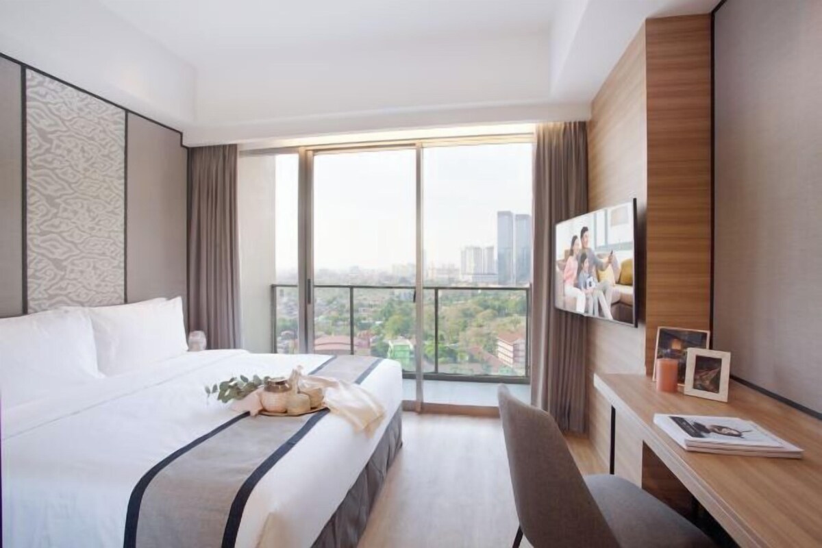Premium bedding, in-room safe, desk, laptop workspace